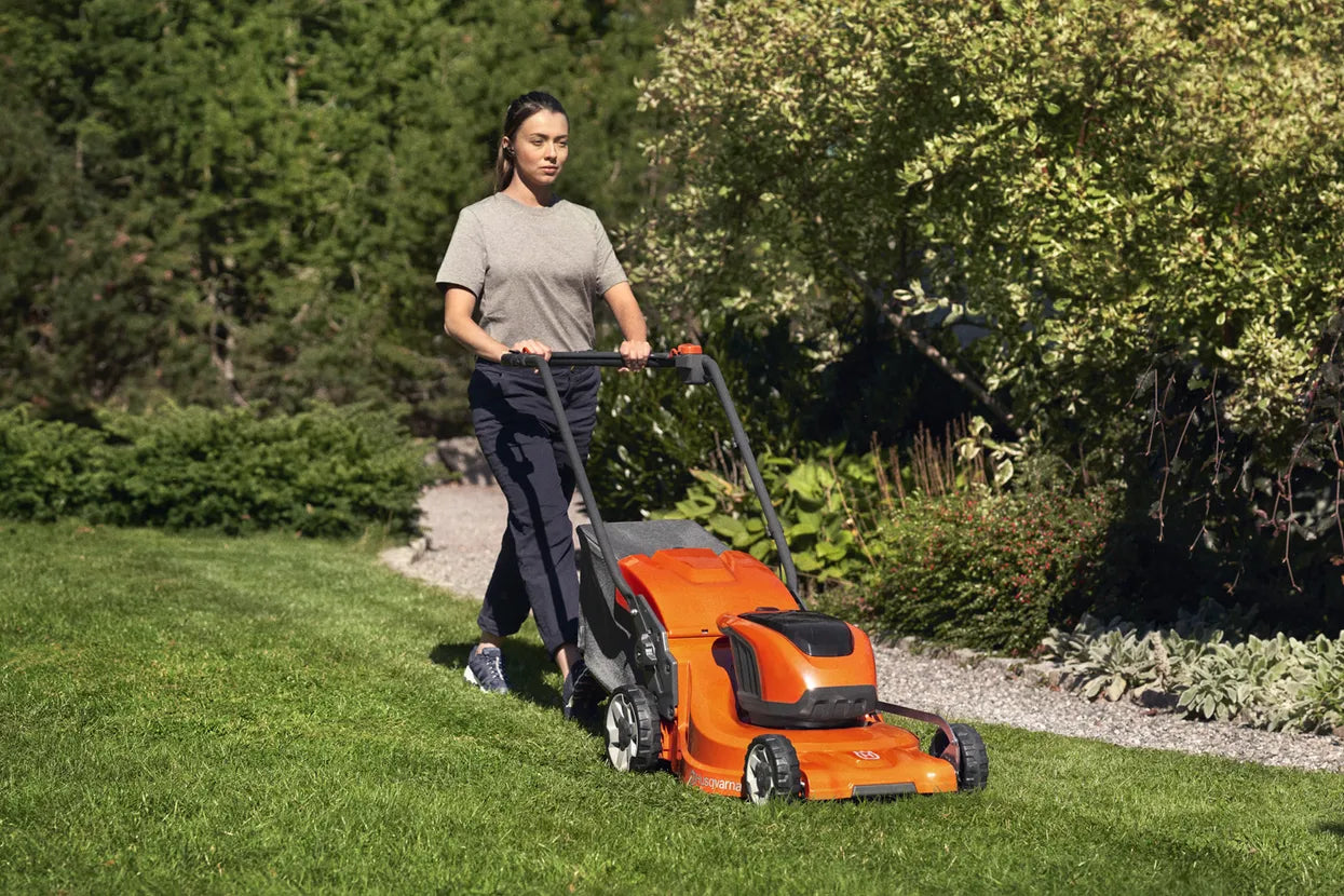 Husqvarna Gräsklippare LC 247i utan batteri & laddare