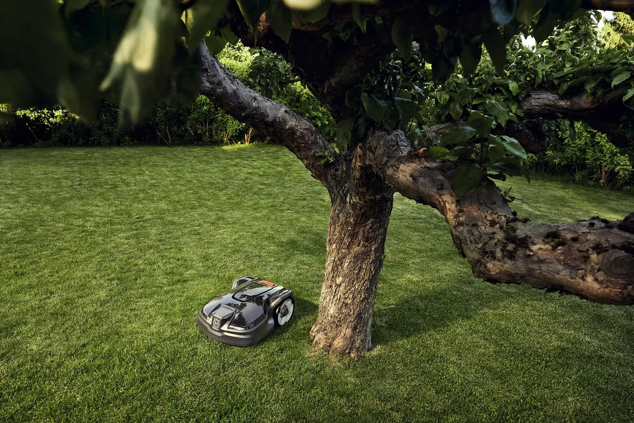 Robotgräsklippare HUSQVARNA AUTOMOWER® 305 med installationsmaterial