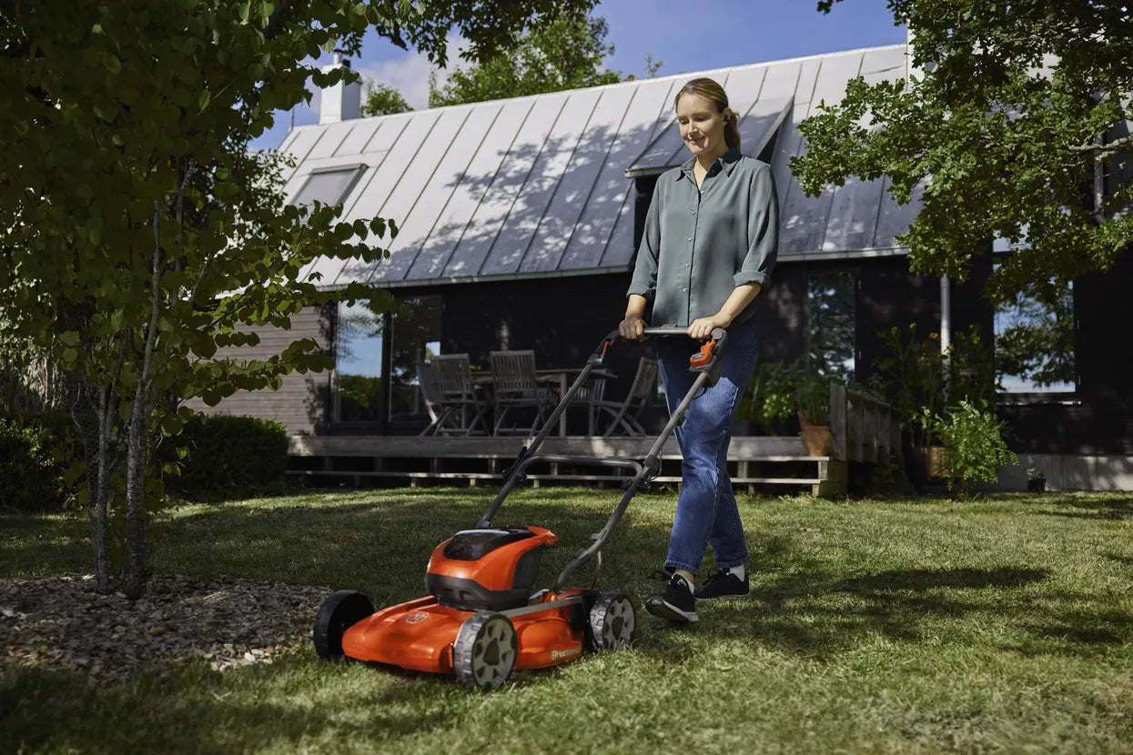 Batteridriven gräsklippare Husqvarna LB 144i med batteri och laddare