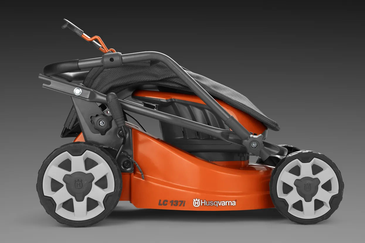 Batteridriven gräsklippare HUSQVARNA LC 137i med batteri och laddare
