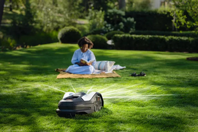 Husqvarna Automower 410VE NERA på gräsmatta