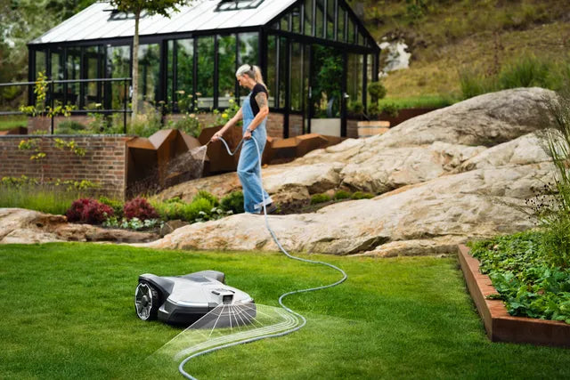 Husqvarna Automower 430V NERA på gräsmatta